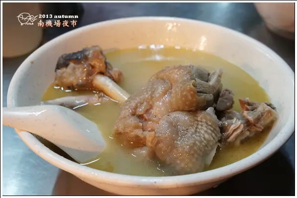 【食】南機場夜市。阿男麻油雞 來南機場夜市不可錯過的平民美食，香濃的雞湯底連不愛麻油雞的人都說讚