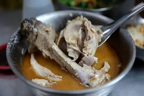 超人氣米其林麻油雞！湯頭清爽不膩口，藏身夜市巷弄，限量雞腿想吃要趁早