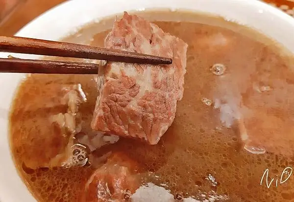 [台北內湖]牛爸爸牛肉麵。貴賓紅燒湯底。濃郁番茄湯底。以媲美世界最貴牛肉麵之廚技烹調的精緻牛肉麵