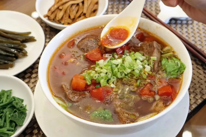 牛爸爸牛肉麵。把歲月都熬成口齒間的餘香，只為做出一碗超越定義，世界第一的牛肉麵（內湖三軍總醫院）