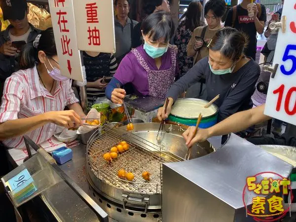 豐原廟東夜市美食》廟東菱角酥價位大公開！再遠也要去吃外酥內香的廟東人氣王菱角酥～豐原必吃在地美食小吃餐廳推薦。