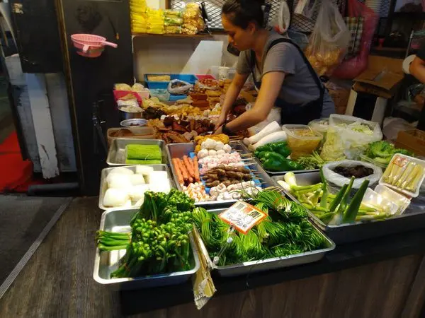 【大安區美食】燈籠滷味-師大夜市美食推薦,便宜份量又多,學生的最愛/免低消/冷氣開放/飲料無限暢飲@東吃東吃到處吃