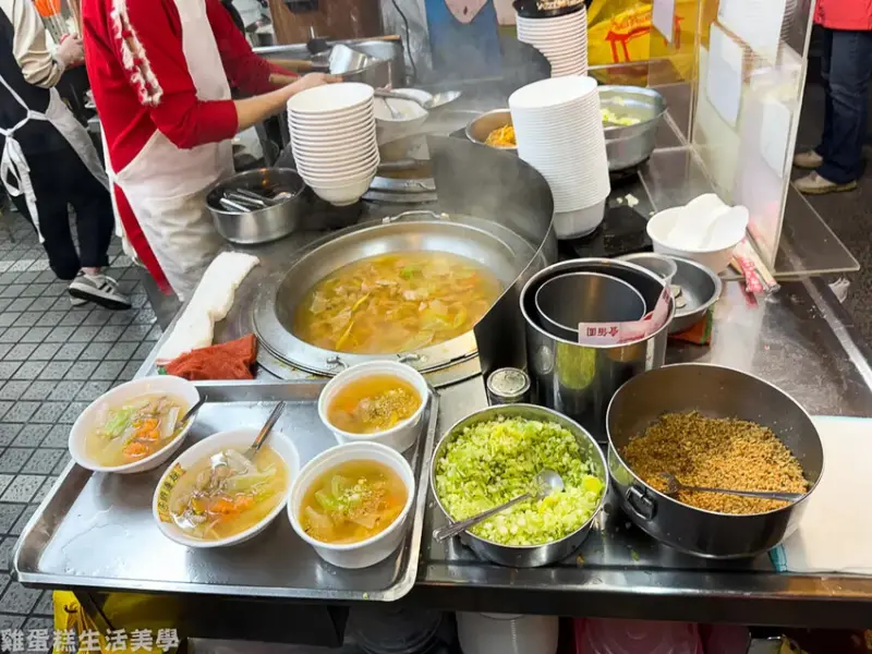 【基隆食記】吳家鐤邊趖 - 位在基隆廟口旁的人氣百年老店