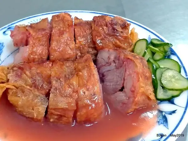 (大稻埕永樂市場周邊美食)「林記永樂雞捲大王」--- 四代傳承百年老店，古早味美食雞捲與香菇肉粥。