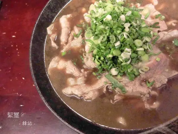 韓記老虎麵食館．永康街美食．巷弄裡．麻辣牛肉麵．湯頭超好喝．辣到會哭哭的麻辣牛肉麵