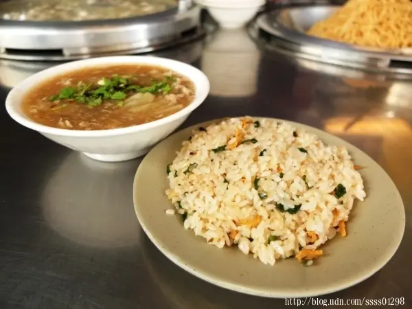 屏東市美食。王朝香菇肉羹。羹湯鮮甜美味 炒飯泡肉羹超獨家 屏東夜市美食篇