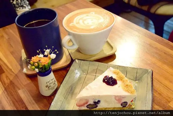 花花，甲飽沒【台北食記】民生社區 六丁目cafe 日式拉花咖啡店甜點好吃