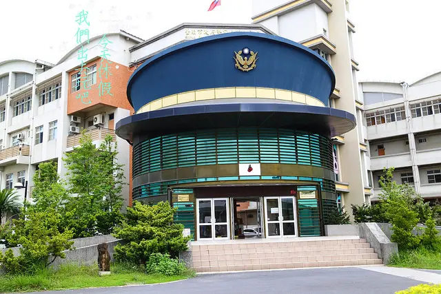[ 台南⊙新化]帶著大警帽的警察局。這建築太奇特了