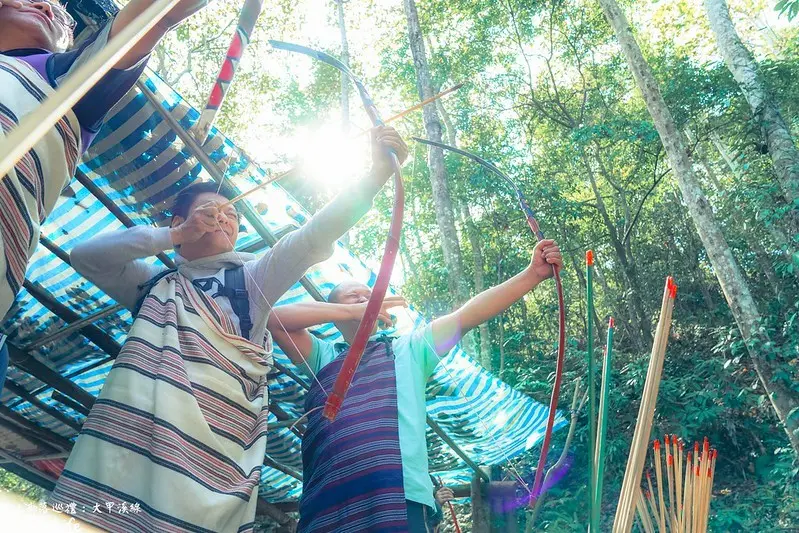 【台中和平│景點】大甲溪泰雅文化秘境。部落巴士體驗泰雅部落獵人教室，闖關遊戲適合親子同樂，國寶大師教導DIY口簧琴