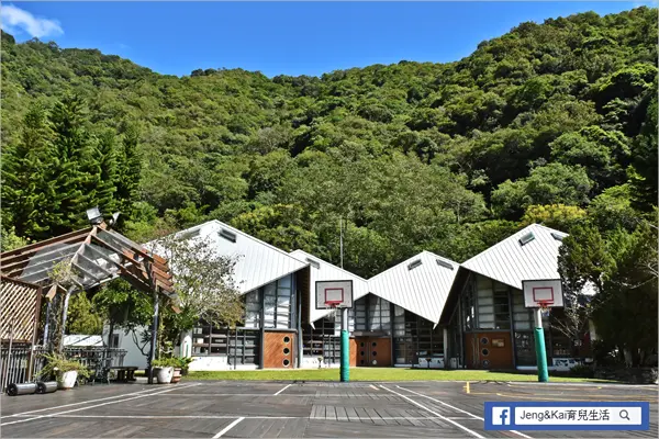 花蓮 | 秀林 - 西寶國小 ‧ 森林小學~白色六角屋頂與山後形成美麗的對比