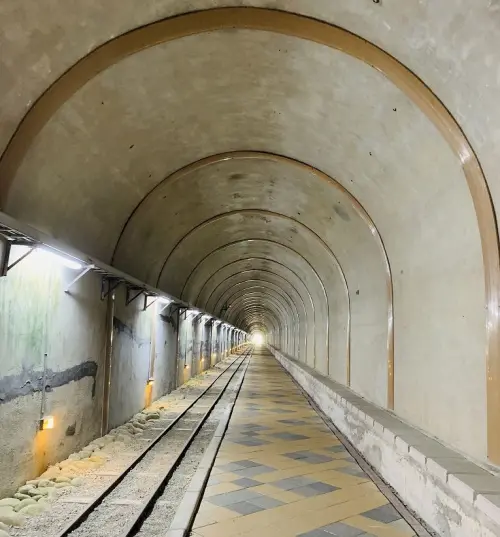 桃園大溪舊百吉隧道。走入延伸的線條漩渦。免費景點