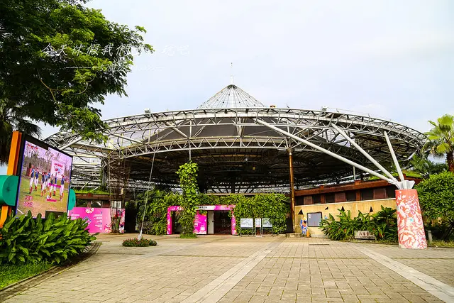 [ 屏東⊙內埔]六堆客家文化園區。以「客家笠嫲」為意象。走到後端一大片的水塘.與山為鄰就像山水畫般