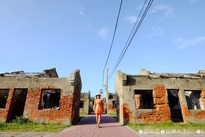 【彰化。線西鄉】充滿歷史痕跡，磚牆斑駁殘破美感的『蛤蜊兵營』，意外變身成為懷舊風意境拍照打卡IG新熱點！