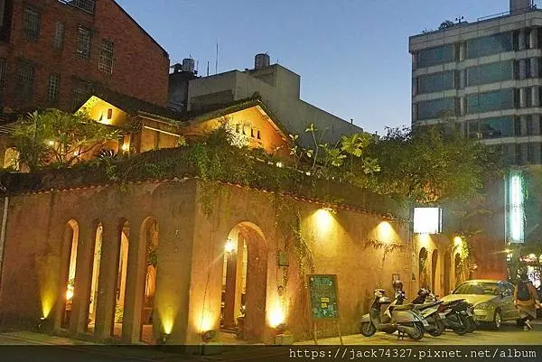 {台中美食}彷彿來到義大利小鎮的「藍洞義式廚房」，餐點均附沙拉吧吃到飽，必吃「義式脆餅佐莎莎醬」跟超豪邁可以自己刮的「 帕馬森起士 」無限享用吃到飽