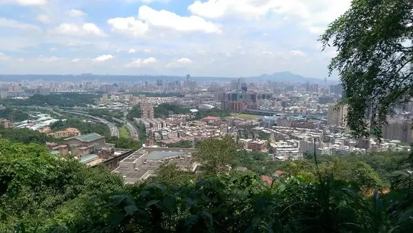 圓通寺步道：俯瞰台北+一線天+國旗嶺+迎日石(中和)