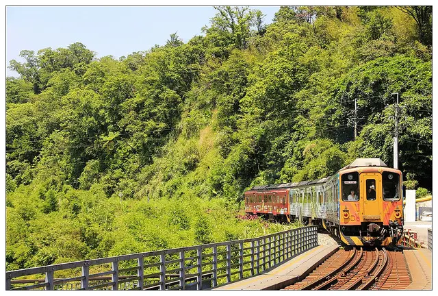 【新北市平溪】台灣好行木柵平溪線/平雙小旅行☼嶺腳車站☼-探訪寧靜幽美的的純樸小鎮-尋找傳說中的秘境-嶺腳瀑布．蔡家紅磚洋樓．大路車染坊工作室．豔紅鹿子百合/嶺腳半日遊規劃