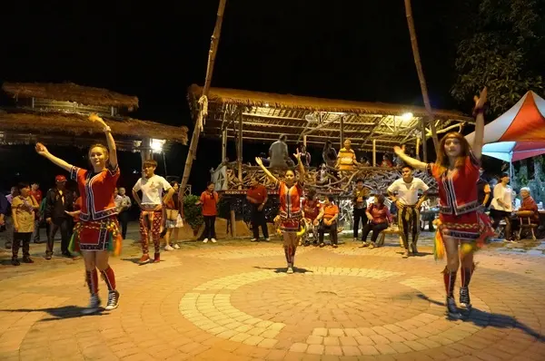 [台東卑南] 原始部落 - 烤雞烤魚+原民舞蹈表演              