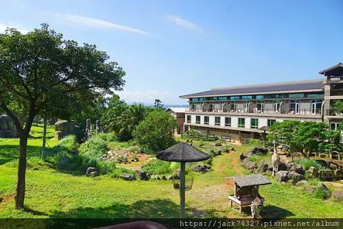 {新竹住宿}新竹六福莊.關西住宿經驗分享：剛果藍天房四人房型，房間舒適寬敞，開窗就能看見環尾狐猴，飯店還會提供嬰兒住宿四寶：消毒鍋、床圍、嬰兒床、澡盆，非常適合親子旅遊！