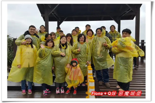 【家族新春四日遊。DAY4上】新北。貢寮 - 藍灣海濱休憩園區，好吃好玩的宜蘭餅DIY+雨中趣味的接龍拉拉車+獨特風格的沙雕與漂流木藝術區，享受一整個早上的歡樂氣氛。