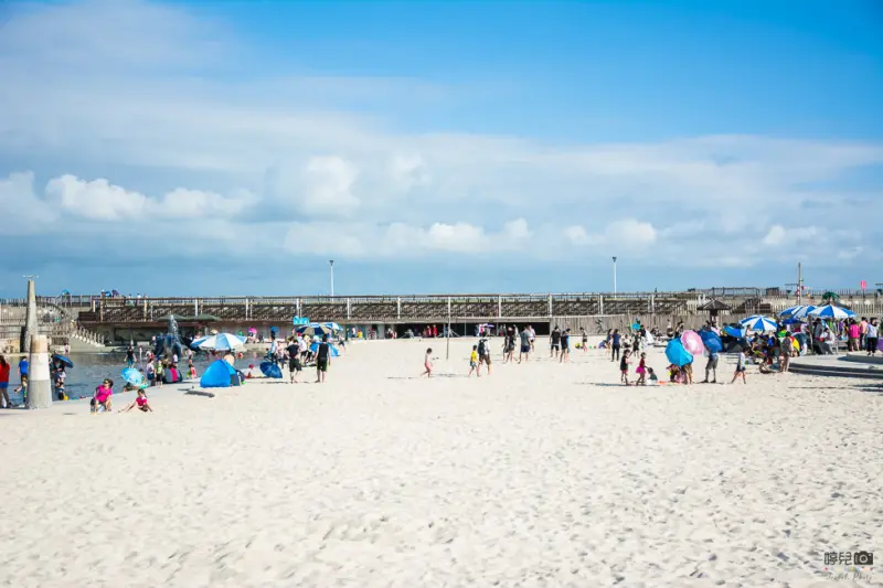 ｜嘉義景點｜東石漁人碼頭，夏日玩水好去處，超大沙坑和噴水池讓人玩到欲罷不能 - 阿婷的旅行札記。