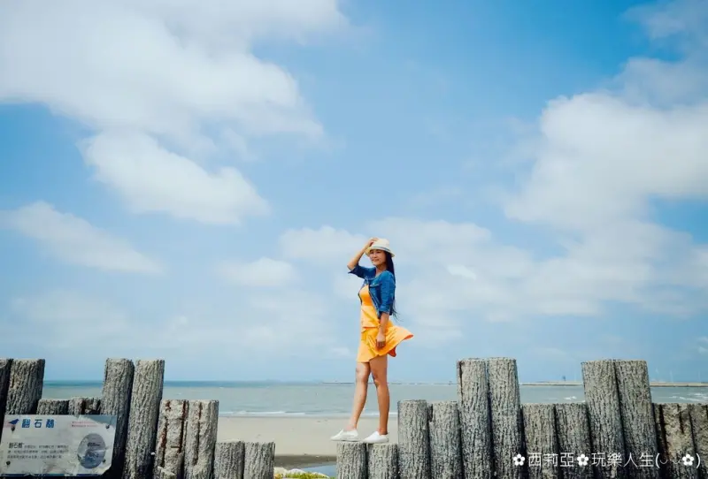 【彰化。線西鄉】綿延數公里一座座浪漫白色風車的『肉粽角沙灘』，擁有漂亮海岸線風景的肉粽角更是賞夕陽最佳好去處。