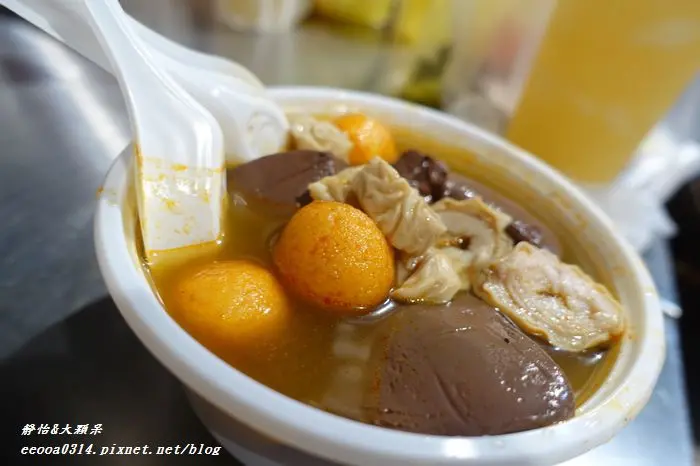 【台南夜市】花園夜市吃美食♥新加坡邋撒麵,泰式香蕉煎餅,阿美芭樂,二師兄古早味滷味,香腸大腸,陳記麻辣鴨血+魚蛋