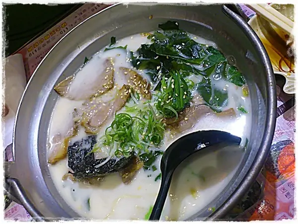 台北: 微風店 ~ 博多拉麵 已經距離有快兩年沒造訪 發現味道依舊沒變 價格大多原封不動 實為是打牙祭的好地方