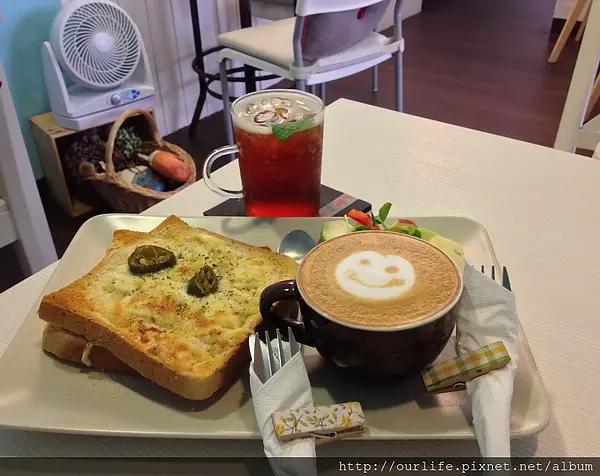 台中．喝了會微笑的Lavazza微笑拿鐵@deer cafe(+wifi)