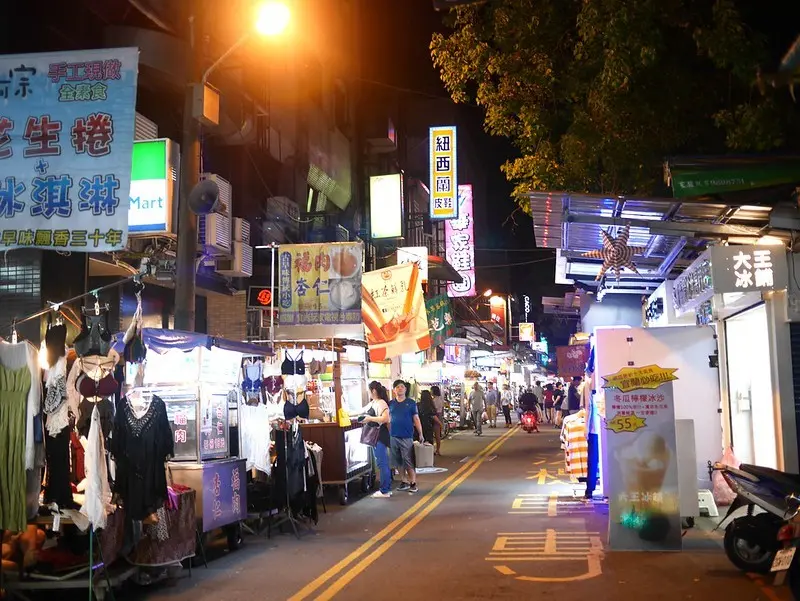 【宜蘭旅遊】羅東夜市小吃和美食推薦，停車方便、餐點平價好吃，來宜蘭必訪的大型觀光夜市。(三星蔥肉串、玉本舖三星蔥餅、嘟好燒、臭薯條、堂薯薯、阿傑港式薄餅、巧味冰庫)