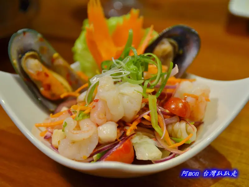 <台中西屯>食記:泰過熱時尚泰式料理~打拋豬肉、馬沙文咖哩頗正點