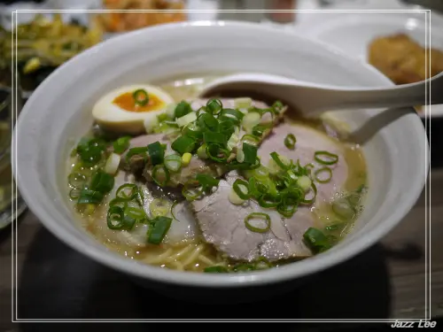 [麵屋輝]自製麵條, 用豬頭熬煮, 並以帶有濃厚鮮魚風味的豬骨拉麵而聞名的大板拉麵