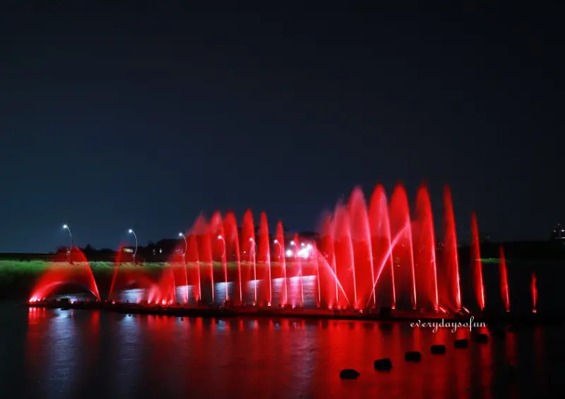 ∥嘉義旅遊∥享受浪漫的蘭潭之夜！水舞秀熱映時刻表，天天欣賞水舞表演，月影潭心越夜越美麗！