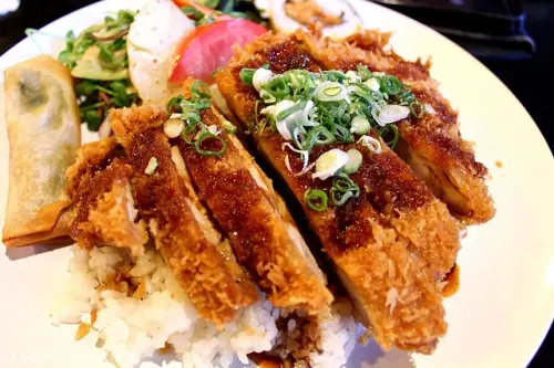 【捷運忠孝敦化】鐵人九番料理亭--東區平價商業午餐，比手大的雞腿排餐只要130元!!!