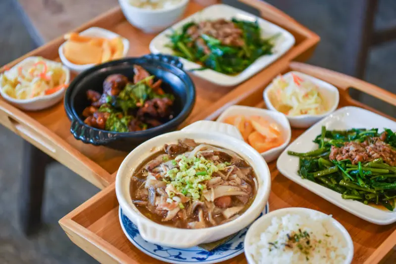 田寮農莊：台中南屯區美食-古色古香的田園景觀餐廳，餐點菜色來自總舖師的手路菜，必點頭路菜套餐！