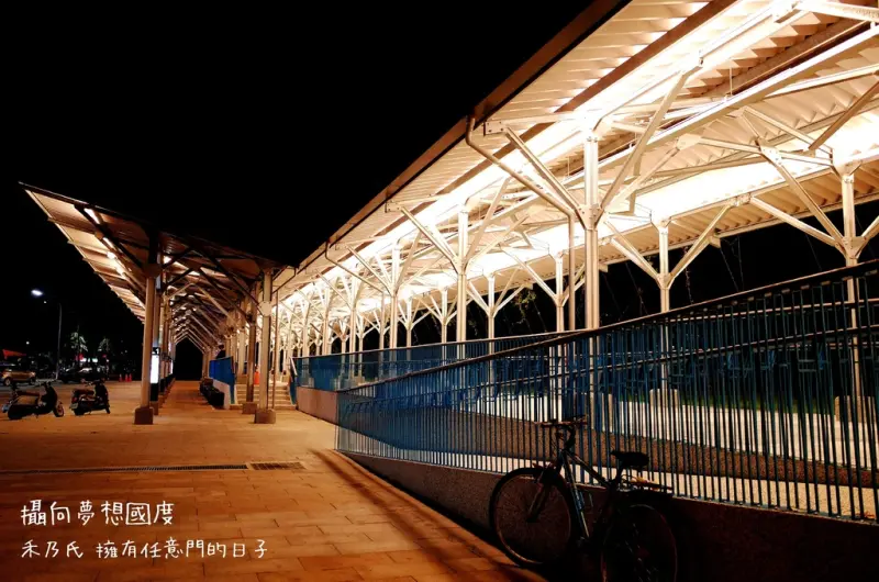 【台東TAITUNG－舊火車站Old Train Station】禾乃氏－擁有任意門的日子：來台東玩吧！吹著夏日晚風，漫步在夜晚的舊鐵道，欣賞這化身為摩登的光亮公車站