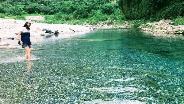 花蓮玩水祕境│三棧溪│走路不用一分鐘即可看見清澈見底湖水綠│離巿區不遠輕鬆到達還附停車場│花蓮在地人戲水景點