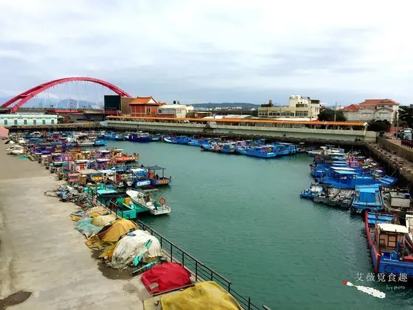 【桃園大園區】各位～開吃大閘蟹的季節到來了!來到這可以買到便宜又新鮮的漁貨外，還可以看浪漫的看夕陽 || 竹圍漁港