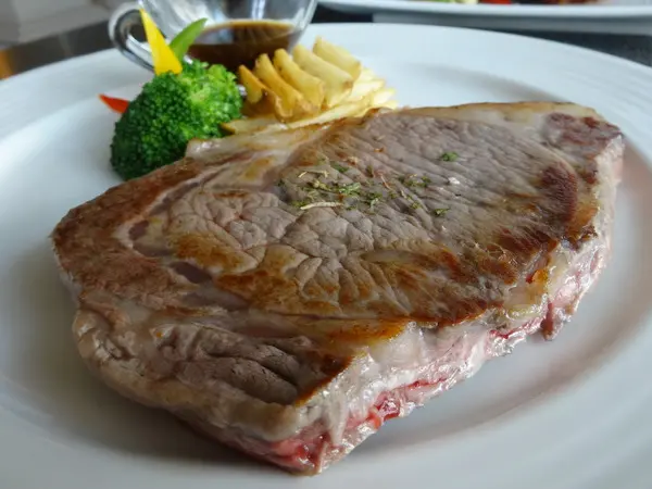 【南投咖啡】米克諾斯，經典排餐，甘甜肋眼牛排與香Ｑ德國豬腳！〖365-136〗