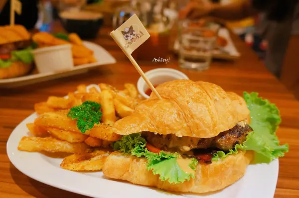 貓咪先生的朋友|台北大安區．東區捷運忠孝敦化站．寵物貓咪餐廳．美式煎餅．輕食．下午茶．9月即將歇業好不捨！