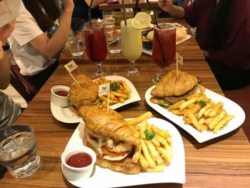 【食記】台北大安區｜東區｜貓咪餐廳｜美式煎餅｜9月即將歇業 會再以新形勢搬遷｜喵星人真的是很跩