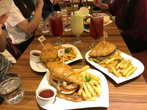 【食記】台北大安區｜東區｜貓咪餐廳｜美式煎餅｜9月即將歇業 會再以新形勢搬遷｜喵星人真的是很跩