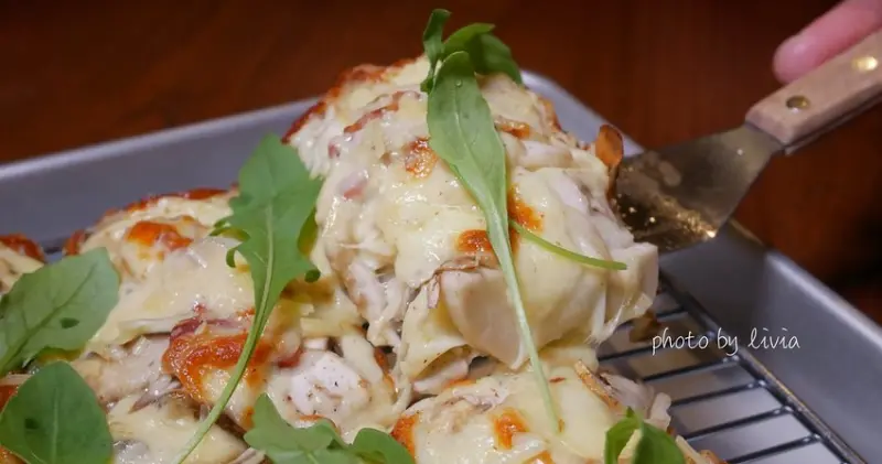 【西門町聚餐】台北西門町意舍酒店 吃吧餐廳  座位數量多、空間寬敞 │底特律方型比薩 │西門町美式餐廳 ❤跟著Livia享受人生❤