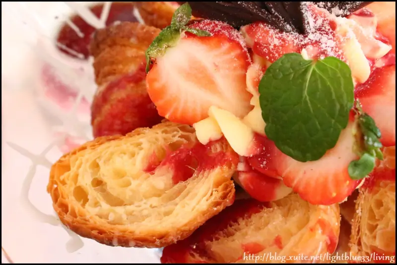 [ 象山站下午茶 ] Alice cafe 愛麗絲咖啡～粉紅世界，超大法式蜜糖丹麥可頌杯