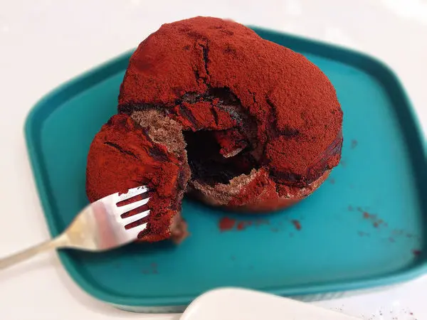 『台北信義』髒髒包初體驗。真的會吃得髒髒der。Alice Cafe 愛麗絲咖啡麵包店n訪、蔓越莓司康。