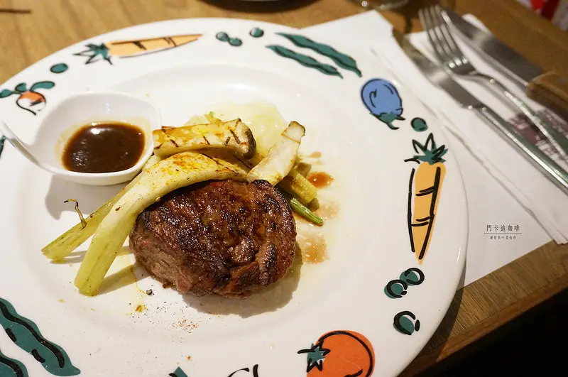 【西門】★門卡迪咖啡★西門老字號咖啡館，年代感裝潢氛圍讓人深深著迷｜西門美食 咖啡廳 牛排 義大利麵 硬骨魚覓食中