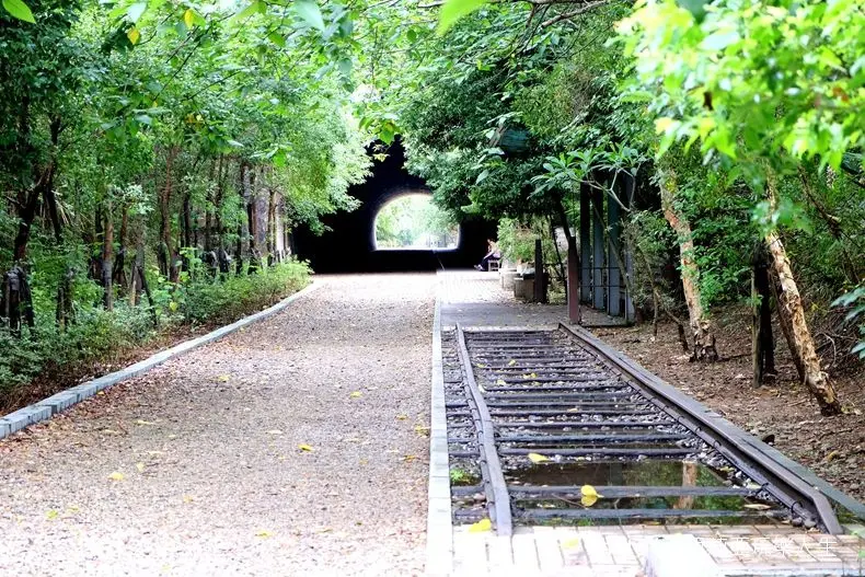 【苗栗。竹南鎮】來吧~讓我們一起走進『崎頂子母隧道』，而隧道盡頭會是神隱少女通往奇幻場景的特殊氛圍嗎？好奇！