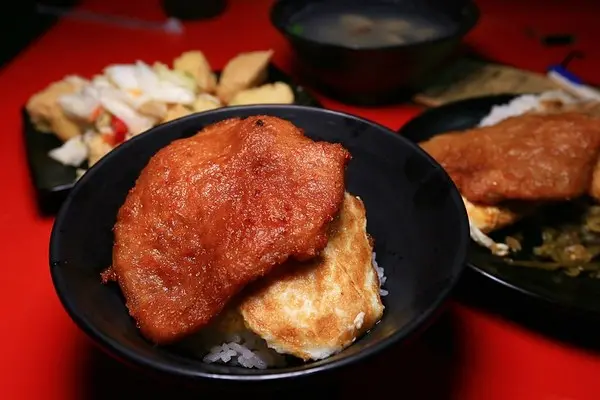 【澎湖美食】藏在巷子裡的馬路益燒肉飯，花枝排更是讓人為之驚艷~        
      