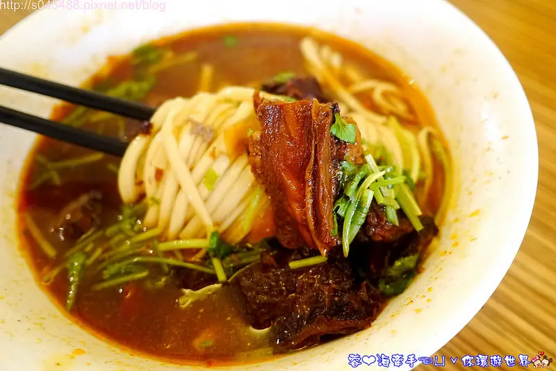 【屏東▍親子餐廳】台灣牛四學士姊妹牛肉麵♥來墾丁都會經過，肚子餓不訪來一碗牛肉麵吧!!