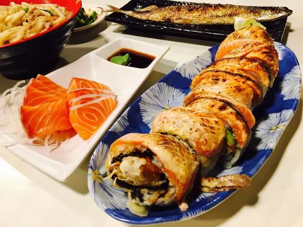 捷運三重國小站✿鮨壽司 大眾食堂✿三重平~~~價日式料理 ! ! 毛毛蟲壽司太厲害了 大推~