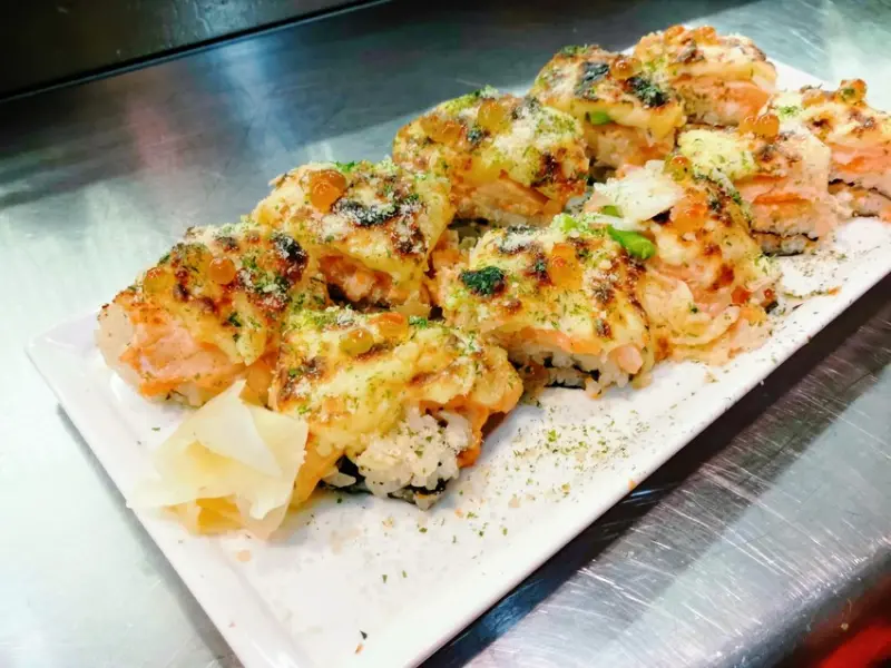 【三重日本料理】鮨壽司大眾食堂，披薩壽司鹹香滋味、餡料飽滿(捷運三重國小站)